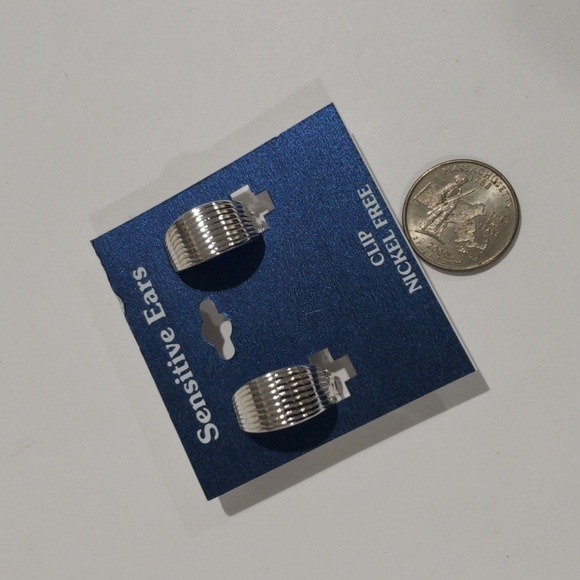 Chic Silver-tone Half Circle Design Clip-on Earrings - Women's Fashion Jewelry - Picture 3 of 7